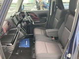 【フロントシート】ベンチシートタイプで狭い駐車スペースでも乗り降りラクラクです♪
