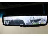 電子インナーミラーです。バックドア内側にカメラを取付けてインナーミラーに後方映像を表示。例えば、後席に大柄の方が座っていても後方確認が難なく出来ます。モニターモードとミラーモードは切り替え可能です。
