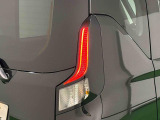 急ブレーキを後続車にお知らせするエマージェンシーストップシグナル機能付きLEDリヤコンビネーションランプ(LEDストップランプ)