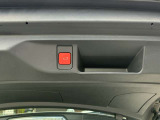 バンパー下部への足先操作でオープン可能なハンズフリー電動テールゲート装備。両手で荷物を抱えている時などでも、便利に使えます。、
