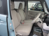 運転席周りのお写真です。 広い足元で長時間の運転も疲れにくくなっております。