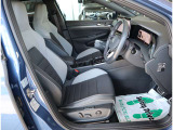 【フロントシート】 フロントには運転席・助手席エアバッグ・サイドエアバッグを標準装備。(ESP)横滑り防止装置&ABS搭載で悪路や雨天時の安全性も高い1台です。