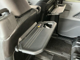 【格納式シートバックテーブル】車内でのお食事などで活躍♪カップホルダーも備えています。