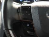 左側ステアリングスイッチ。ステアリングから手を離さずに操作できるので、運転に集中できます。