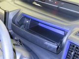 運転席にアッパーボックスを装備しております。