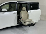 車外に降りたシートは、車いすとして利用可能です。目的地に着いた後の移動がスムーズになります。