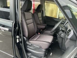 運転席と助手席はアームレストがついていますのでゆったりお座りになられます。