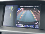 アラウンドモニター、上空から見下ろしているかのような映像をディスプレイに映し出し、スムースな駐車をサポートします。さらに、人や自転車など周囲に動くものがいる場合には、表示とブザーで注意を促します。