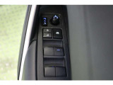 全ての窓が運転席から操作できます。今やほぼ当たり前ですが、無いと不便なアイテムですね。ドアの施錠・解錠と連動してドアミラーが格納・復帰するオート電動格納機能も装備しています。