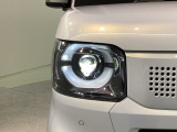 LEDヘッドライトです。蛍光灯のような明るさが特徴で広い範囲を明るく照らしてくれます。光量が大きいので暗い場所での視認性が上がります。また寿命が長く、消費電力も少ないので経済的です。