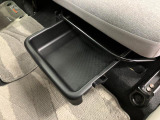 助手席シートアンダートレイ
