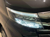 対象物が見やすく白く明るい光で夜間走行をサポートするフルLEDヘッドランプ(ロー/ハイビームオートレベリング機能付き・クリアランスランプ・ポジション・ターン付)を搭載