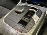 【iDriveコントローラー】手元でナビゲーション操作を可能にすることにより、ドライビングの姿勢を崩したり、目線を大きくそらすことなく安全な運転が可能です。