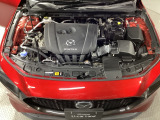 SKYACTIV-G搭載!爽快なパワーフィールと低中速の豊かなトルクによる実用域での扱い易さを是非体感して下さい!エンジンルーム内の清掃も行き届いております♪