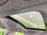 【サンルーフ】開放感たっぷりの希少装備、サンルーフが装着されています!車内に明かりを取り入れたり景色を楽しむ以外にも、車内の空気も簡単に換気できて快適です!