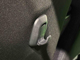 助手席側にショッピングフックが付いてます