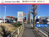 もう一つの出入口は、店舗メインの入口よりも奥(隣にENEOSさんがあります)もございます。中古車展示場に直結しておりますが、駐車場がやや狭いです。こちらから入られた際は空いてるスペースにご駐車下さい。
