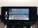 車の全周囲の画像が表示されます。運転席から見づらい個所なども、上空から見たような映像で確認できます。映像のきりかえも出来、後方確認だけでなく大変便利な機能です。