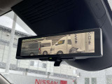 スマートルームミラー:車両後方にあるカメラの映像を映し出します。乗員・ヘッドレスト・荷物などでさえぎられがちな後方視界をクリアに保ちます。