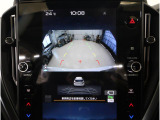 後方映像を11.6インチディスプレイに表示し、ステアリング連動ガイドラインが駐車をサポート。さらに後退時はリヤ4センサーが障害物を検知し、必要に応じてブレーキが作動します。