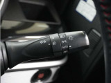 カギをカバンやポケットに入れたままでも、ドアロックの開閉やエンジンの始動ができるスマートキー。乗り降りの度に鍵を取り出す手間から解放されます。