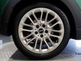 BMW純正アルミホイールです。納車時にはアルミホイールコーティングも承っております!是非ご検討下さいませ。