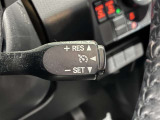 クルーズコントロール機能付きです。走行中に先行車の様子を検知しながら、設定した車速の範囲内で先行車との距離のキープを支援します。詳細は販売店スタッフまでおたずねください。