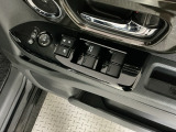 運転席のスイッチで全てのウィンドウの開閉操作を行うことができます。ロックボタンをONにしておくと、運転席以外のウィンドウは作動しないのでお子様を乗せているときなども安心ですね♪