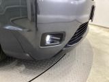 【フォグライト】霧などの悪天候時、自車の位置を示すとともに前方や路肩が見えずらい時、近い位置をワイドに照らしてくれます。