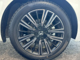 アルミホイール装着車です。見た目だけでなく、鉄ホイールより軽く、燃費にも良い影響を与えてくれます。