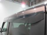 クルマと一体感がある.デザインのプラスチックバイザー 雨の日でも車内の換気ができます。