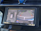 車庫入れや後退時の安全をサポートする映像表示機能。視界の死角を減らし、安心して運転できます。