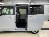 両側パワースライドドア付き!狭い駐車スペースなどでの乗り降りラクラク♪小さなお子さまのいるご家庭には嬉しい装備です。