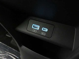 後席にもUSB電源ソケット(Type-A/Type-C)を備えており、乗員それぞれの充電ニーズにも対応。後席の快適性や利便性にも配慮された嬉しい装備です。