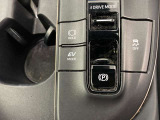 指先でパーキングブレーキの操作ができます。ブレーキホールドもついているので停止中に、ブレーキペダルから足を離しても停止状態を維持し続けてくれます。信号待ちなどの際に非常に便利です。