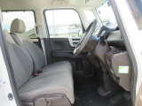 運転席、助手席ともに広々しています。また足元の広さだけでは無く、シートも大きめにしていますので体をしっかりと支え、長時間運転でも疲れが出にくい設計にしています。