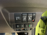 【両側パワースライドドア】です。リモコンや運転席のスイッチ操作で楽々自動開閉。