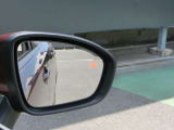 ミラーで確認しにくい夜間などでも、後方からの車両の接近などを光って知らせてくれます★