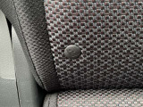 2列目はシートベルトを使わずチャイルドシートとクルマの固定金具を連結するだけのカンタンでガッチリ固定できるISOFIXがございます!