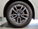 【BMWアロイホイル】軽量かつ強度に拘ったアロイホイル。走行性能ポテンシャルを引き出す設計。車の足元を引き締めてくれる大きなポイントはアロイホイルです。
