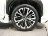 スポーティな印象を与える純正ホイールです。どこまでも走っていきたくなるようなデザインですね♪