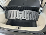 ラゲッジスペースのアンダーカバーを開けると、大きな収納スペースがあります。