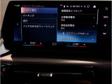 シフトレバー周辺に搭載されたiDrive(ナビのコントローラー)はドライバーの運転姿勢を崩さず、直感的に操作が可能で御座います