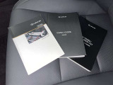 メンテナンスノート、取扱説明書です。 その車の整備記録が事細やかに記録されています。 車が生まれてから今までどのような道を歩んできたのか判るとても重要な物ですよ。