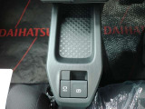 運転席と助手席の間にトレーが付いています。