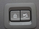 【パワーリアゲート】キーのスイッチまたは車両の各種スイッチを操作することにより、リアゲートが自動で開閉します。