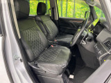 運転席まわりには十分なスペースがあり、大柄な方でもゆったり運転していただける環境です。