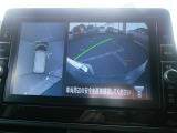 アラウンドビューモニターも装備しております。ご覧のように車体を真上か見たような映像なので、車庫入れの苦手なお客様ももうご心配いりません。