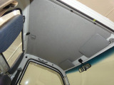 【天井】頭上の空間も圧迫感がなく、スッキリとしています。車内のにおいも気にならず、心地よく運転できる空間です。