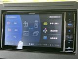目的地設定や音楽再生など、多彩な機能を備えたナビゲーションシステムで、快適なドライブをサポートします。使いやすいインターフェースも魅力です。